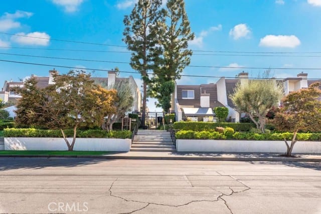 18340 Collins, D, Tarzana, CA 91356