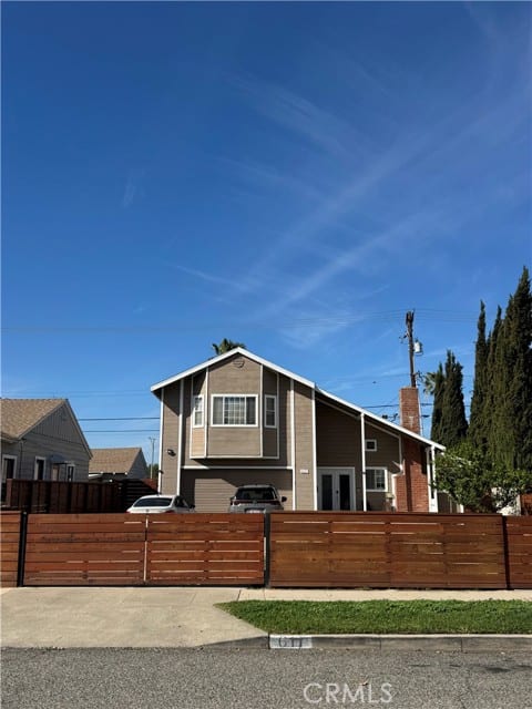 611 South Claudina