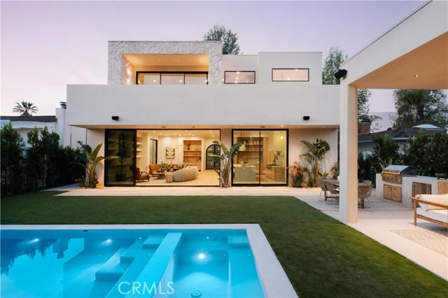 14032 Hartsook, Sherman Oaks, CA 91423