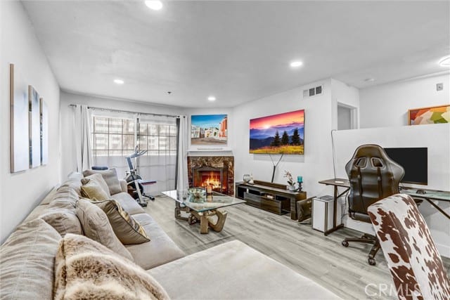 6545 Reseda Boulevard, 6, Reseda, CA 91335