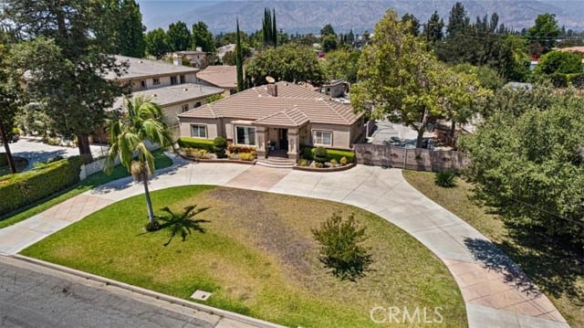 221 West Le Roy