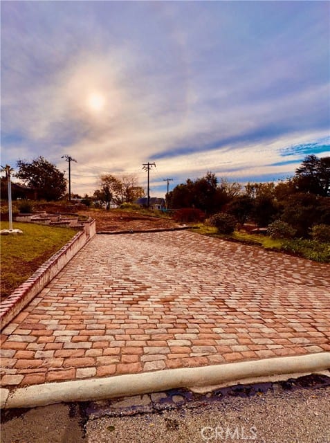 0 North Mount Curve Avenue