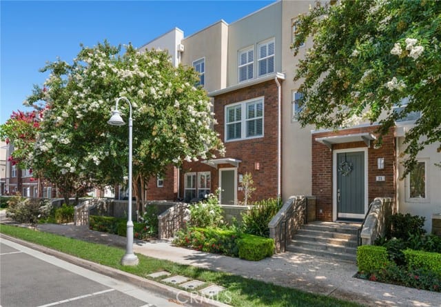 27 Brownstone Way
