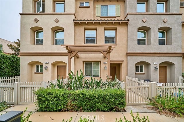 853 East Hollyvale