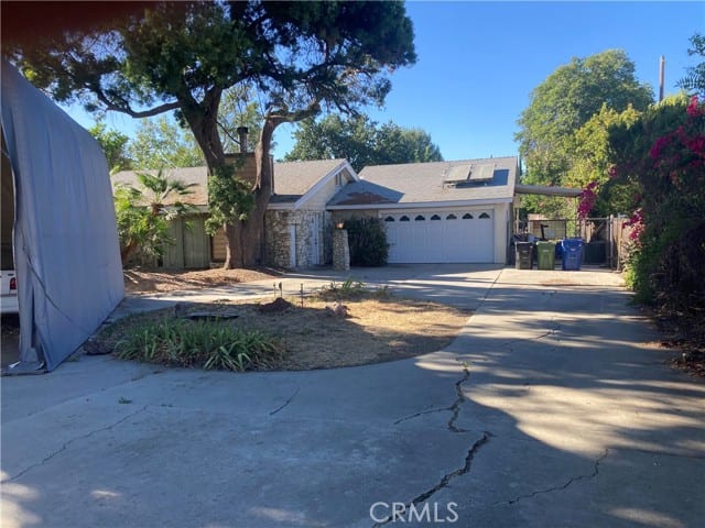 23011 Burbank, Woodland Hills, CA 91367