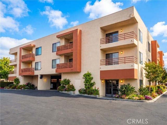 6815 Remmet, 219, Canoga Park, CA 91303