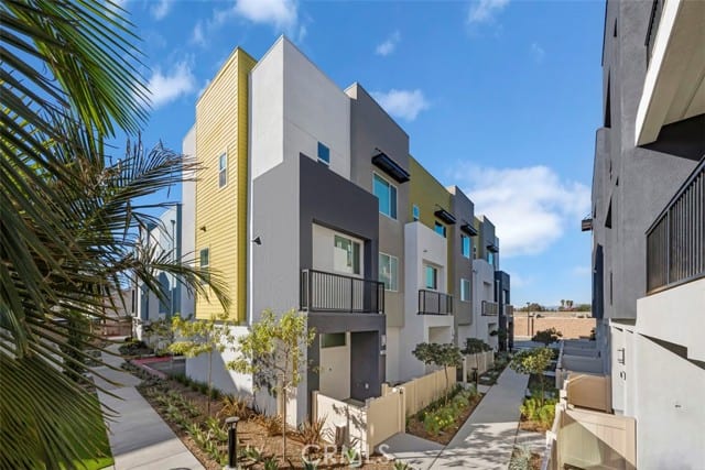 1095 North Harbor Boulevard