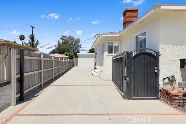 915 North Santa Anita