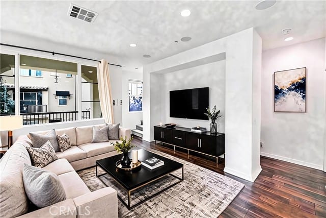 809 North Dalton
