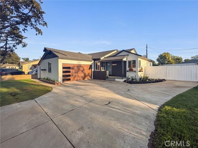 2106 West Cerritos