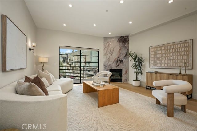 8788 Shoreham, 32, West Hollywood, CA 90069