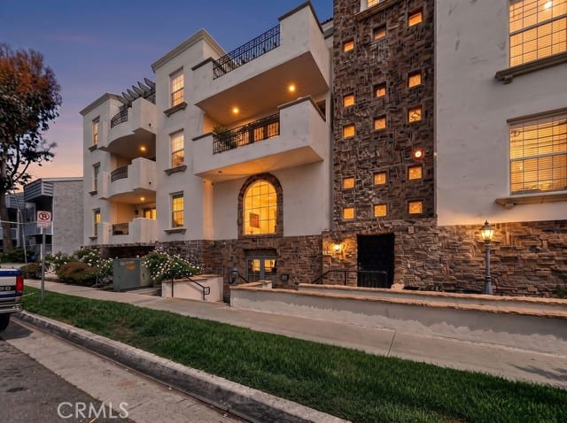12407 Moorpark Street, 104, Studio City, CA 91604