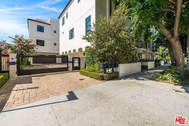10610 West Kareen Court, Toluca Lake, CA 91602