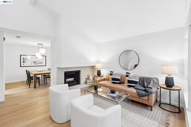 114 Lagunaria Ln