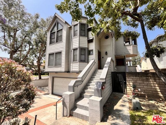 1033 La Cadena Ave