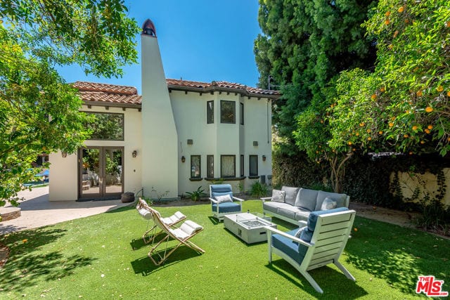 4050 Hayvenhurst Drive, Encino, CA 91436