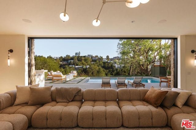 3858 Buena Park Drive, Studio City, CA 91604