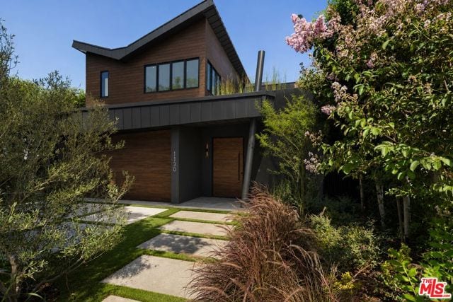 1130 North Poinsettia Place