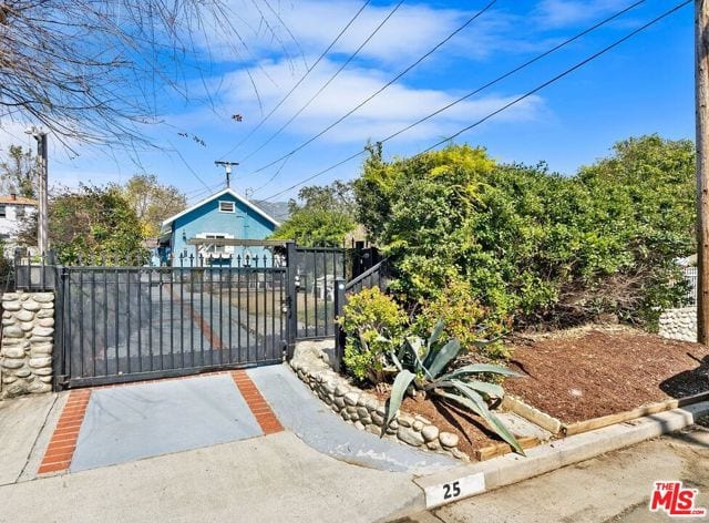 25 East Calaveras Street
