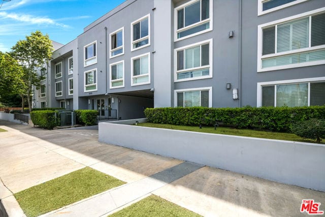10878 Bloomfield Street, 406, Toluca Lake, CA 91602
