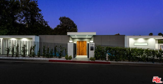 1124 Summit Drive