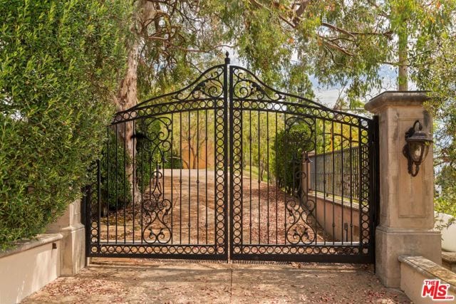 2600 Bowmont Drive, Beverly Hills, CA 90210