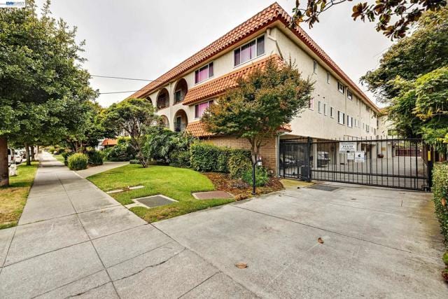 2133 Santa Clara Ave