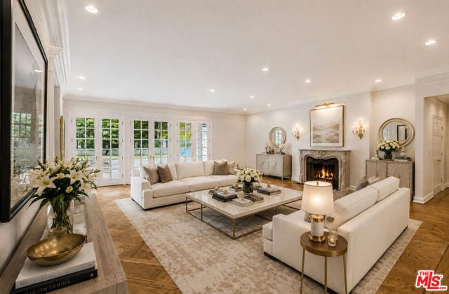 400 EVELYN Place