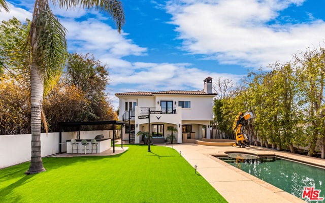 23123 Oxnard Street, Woodland Hills, CA 91367