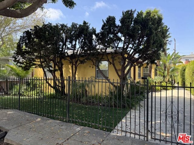 2005 Oak Street