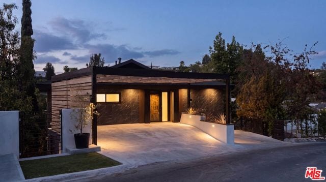 5211 Baza Avenue, Woodland Hills, CA 91364