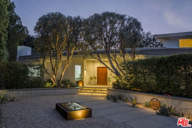 3833 Hayvenhurst Drive, Encino, CA 91436