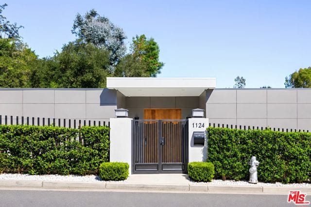 1124 Summit Drive, Beverly Hills, CA 90210