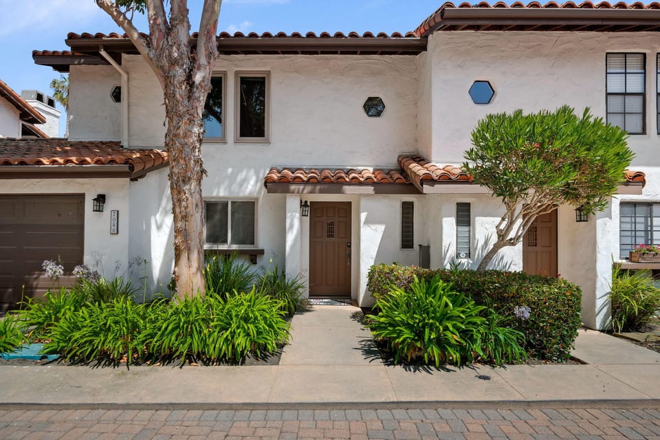 2086 Cliff Drive