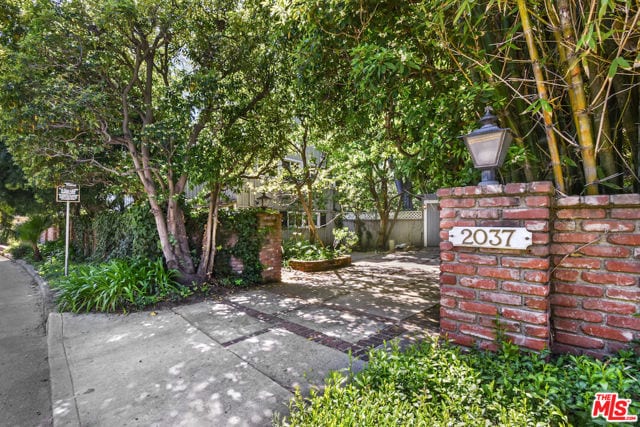 2037 Benedict Canyon Drive