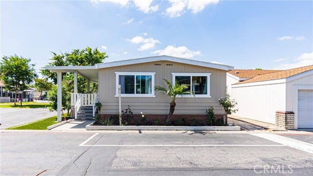 5815 East La Palma