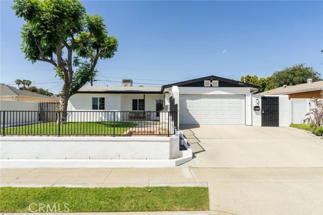 2457 West Glenoaks