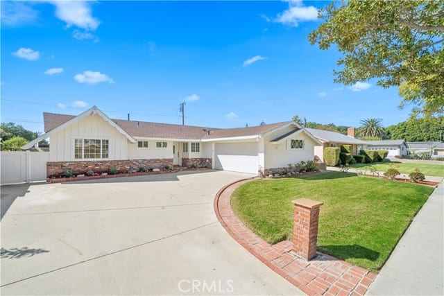 827 South Loara