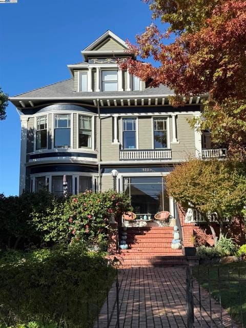 921 Grand St