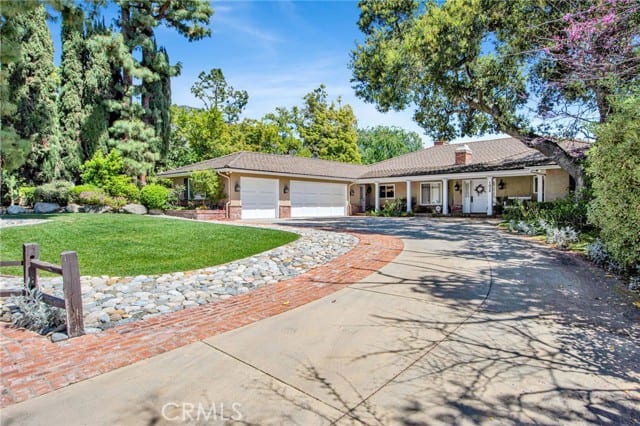 1836 Highland Oaks Drive