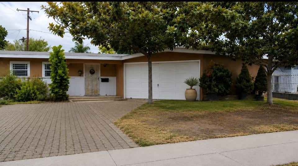 1345 East Romneya