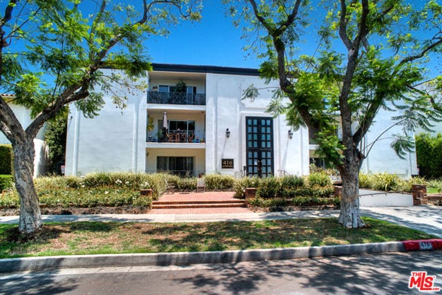416 North Oakhurst Drive