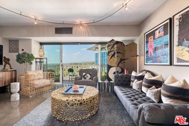 999 North Doheny Drive