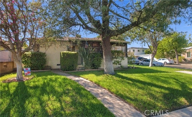 2043 North Maple