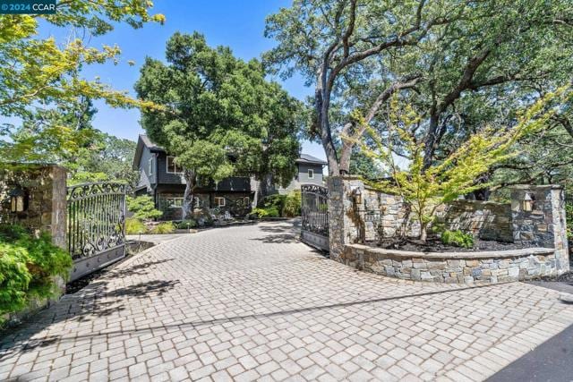 2233 Ridgewood Rd