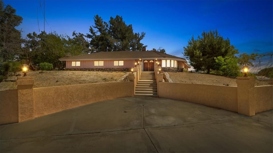 15093 Riverside Drive
