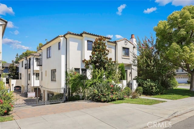 1068 Sunset Boulevard