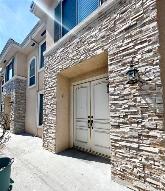 1118 West Huntington Drive