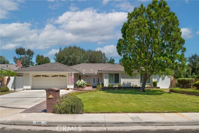 412 South Oakgrove Circle