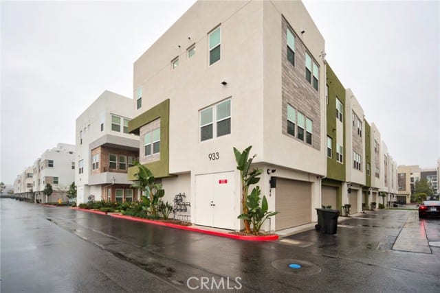 933 East Mason
